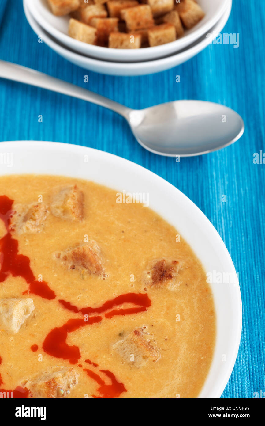 Vegetariano orientale da zuppa di lenticchie rosse con crostini. Foto Stock