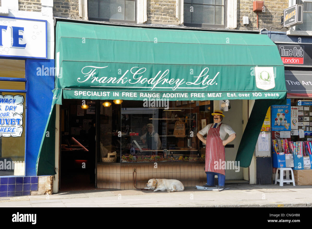 Frank Godfrey, macellaio con cane all'aperto, Highbury Park Highbury Barn, London Borough of Islington, N5 Inghilterra UK Foto Stock