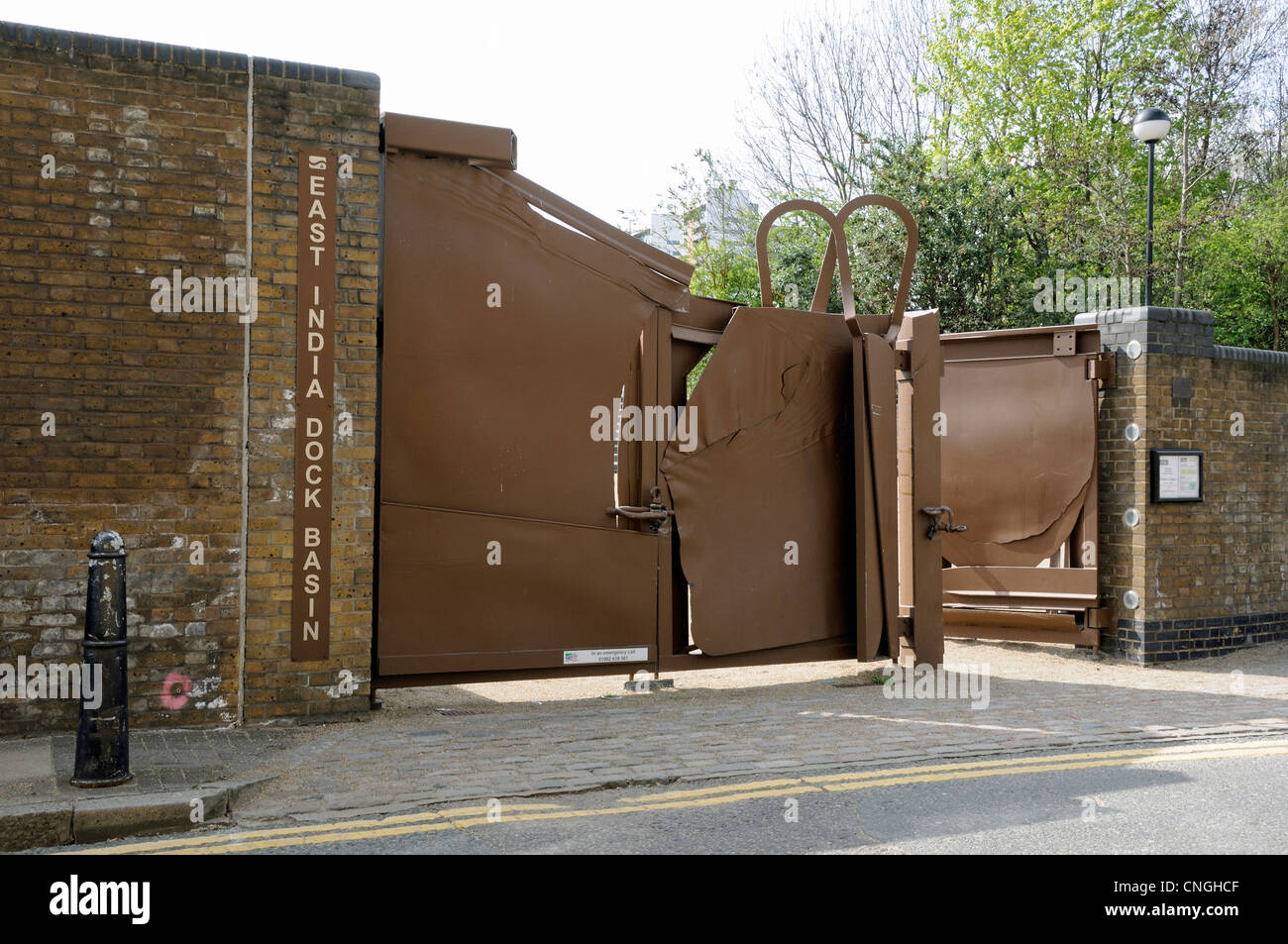 Cancelli a East India Dock bacino posto Orchard Blackwall Poplar Tower Hamlets Est Londra Inghilterra REGNO UNITO Foto Stock