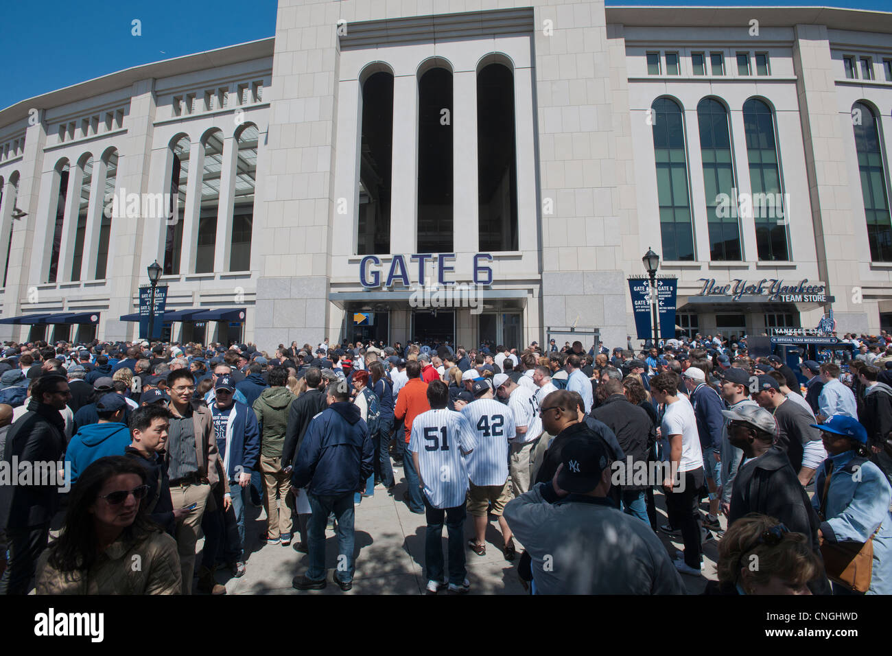 Migliaia di appassionati di arrivare per la casa che per l'assolcatore allo Yankee Stadium di New York borough del Bronx Foto Stock