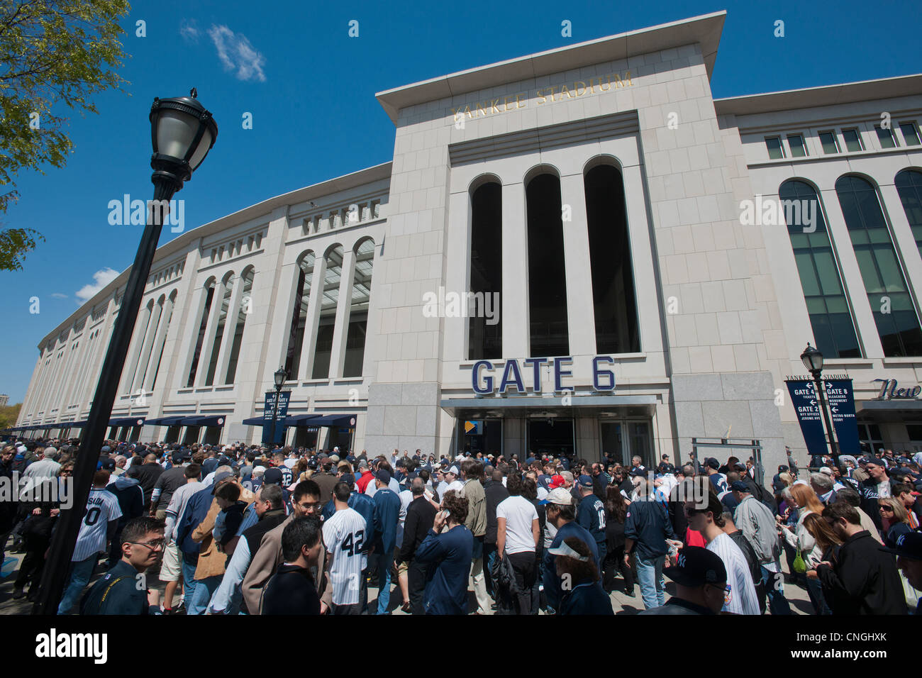 Migliaia di appassionati di arrivare per la casa che per l'assolcatore allo Yankee Stadium di New York borough del Bronx Foto Stock