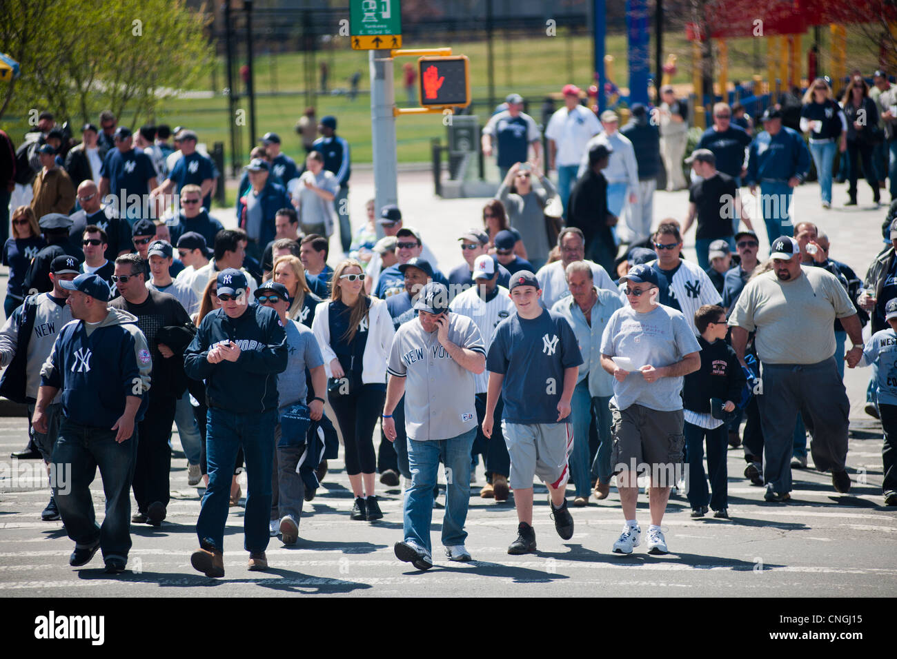 Migliaia di appassionati di arrivare per la casa che per l'assolcatore allo Yankee Stadium di New York borough del Bronx Foto Stock
