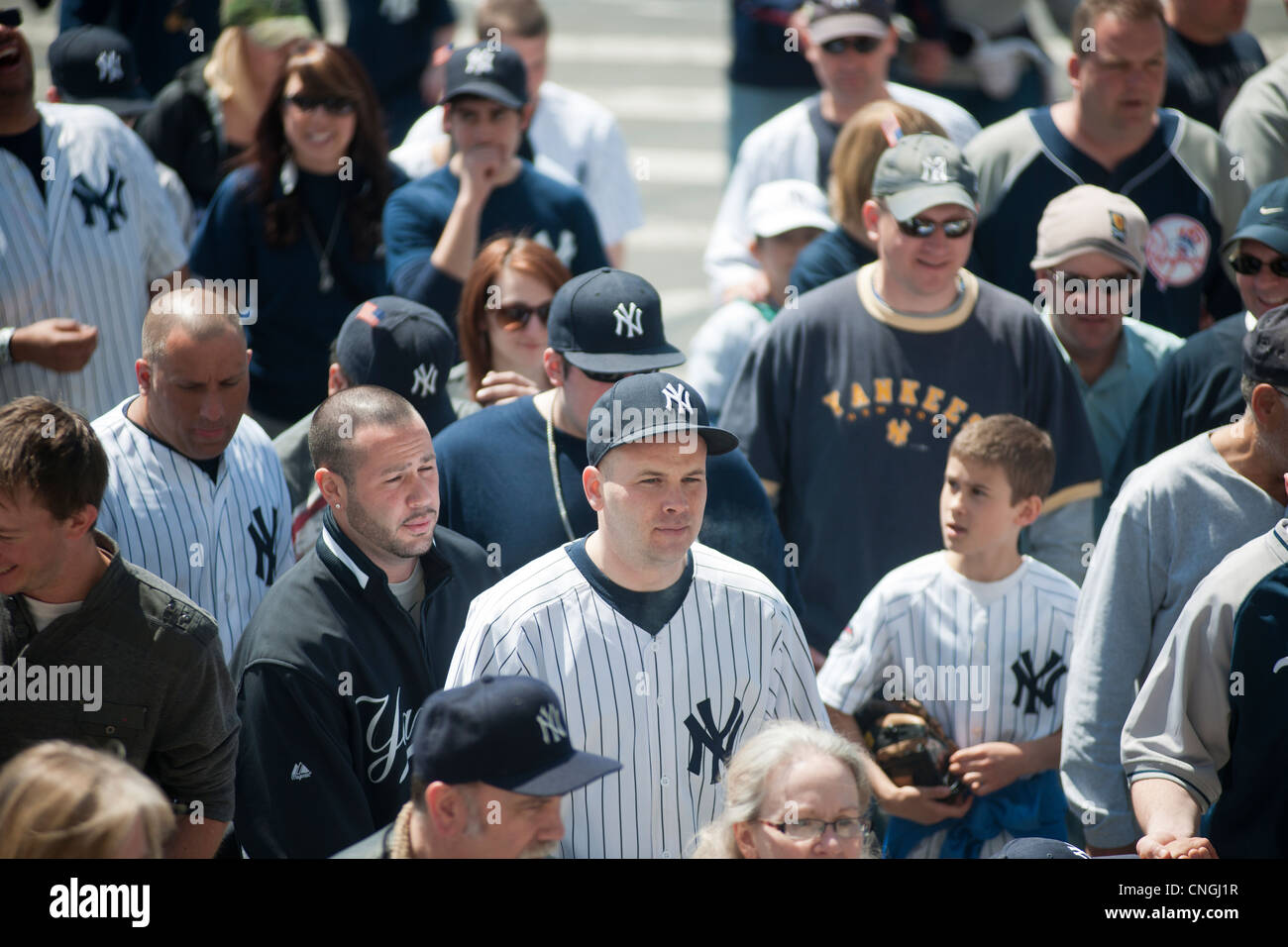 Migliaia di appassionati di arrivare per la casa che per l'assolcatore allo Yankee Stadium di New York borough del Bronx Foto Stock