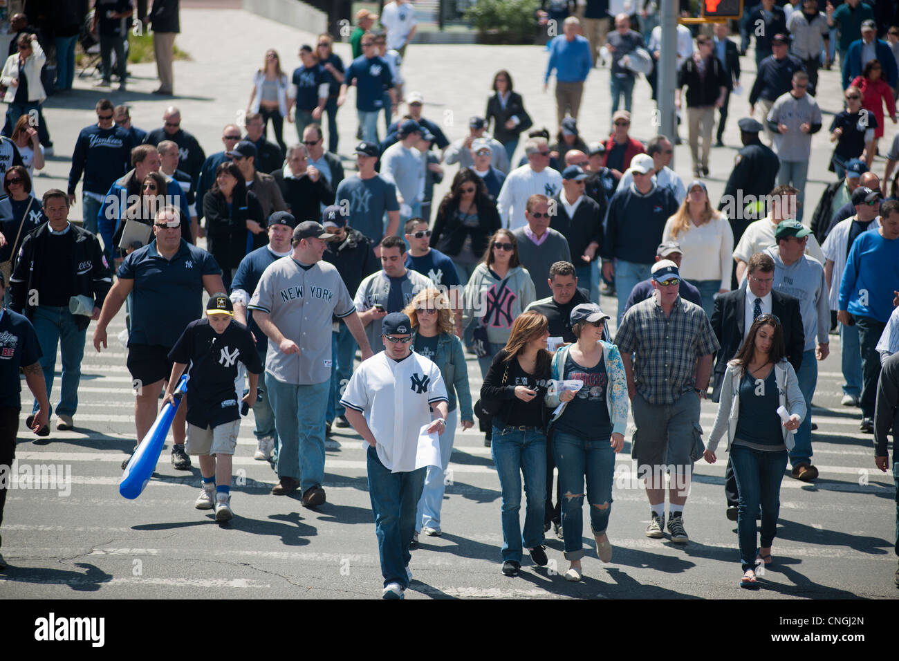 Migliaia di appassionati di arrivare per la casa che per l'assolcatore allo Yankee Stadium di New York borough del Bronx Foto Stock