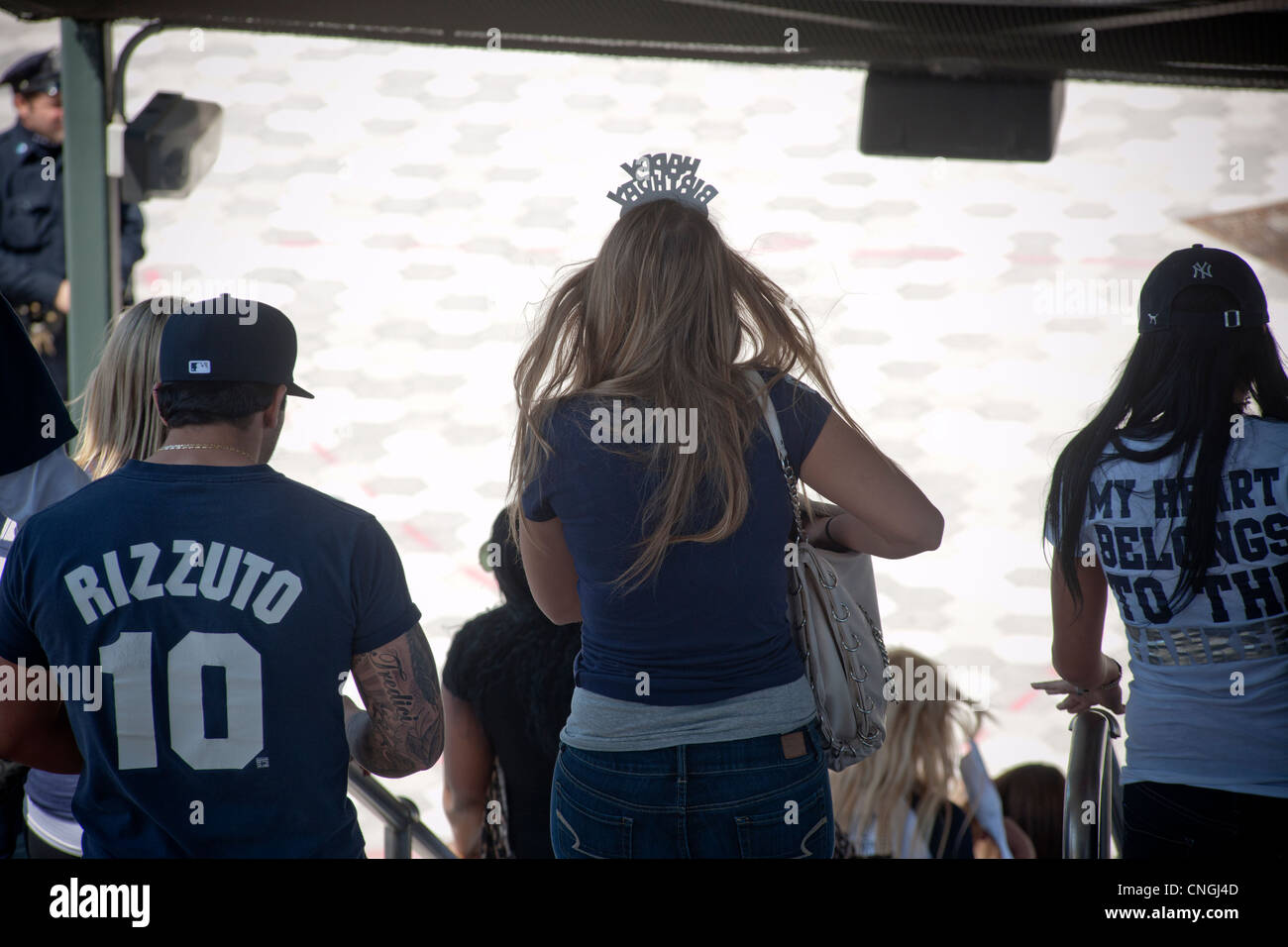 Migliaia di appassionati di arrivare per la casa che per l'assolcatore allo Yankee Stadium di New York borough del Bronx Foto Stock