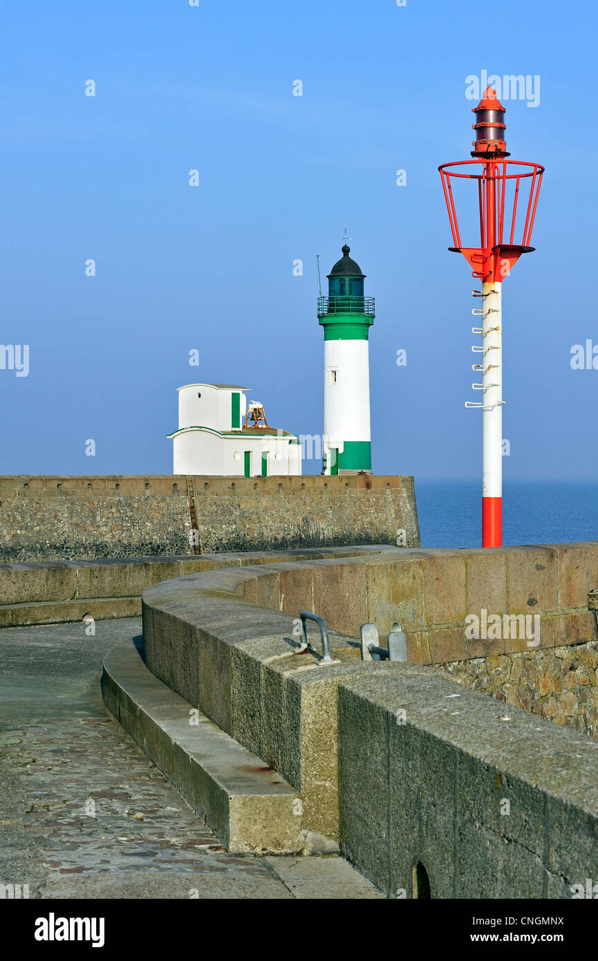 Faro e faro marino sul molo lungo il Canale della Manica a Le Tréport, Alta Normandia, Seine-Maritime, Francia Foto Stock