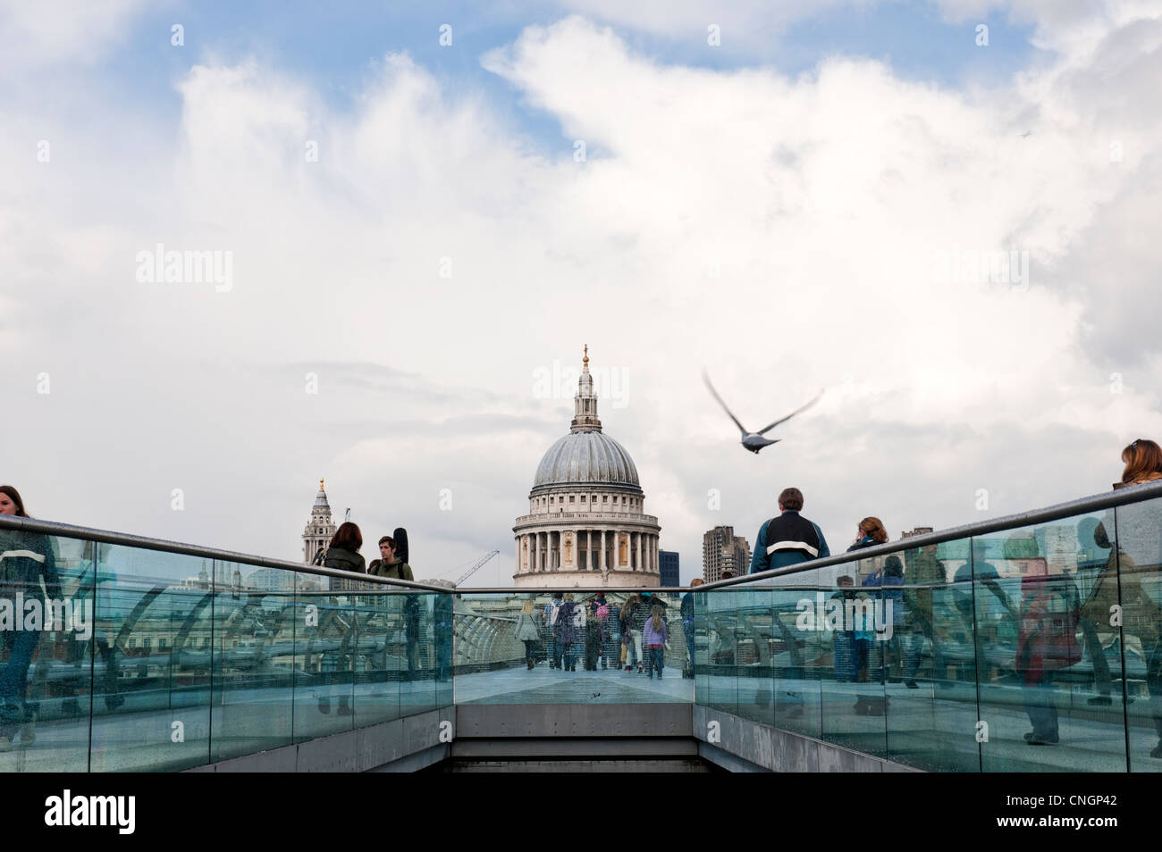 South Bank di Londra agli inizi della primavera dopo una doccia a pioggia. I turisti di visitare i monumenti della città di Londra Foto Stock