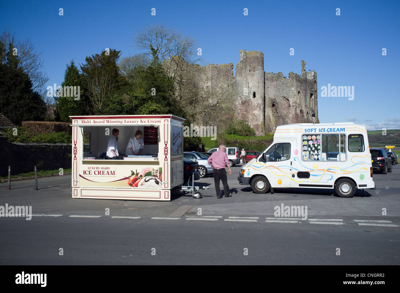 Vendita gelati a Laugharne Castle Carmarthenshire Galles del Sud Foto Stock