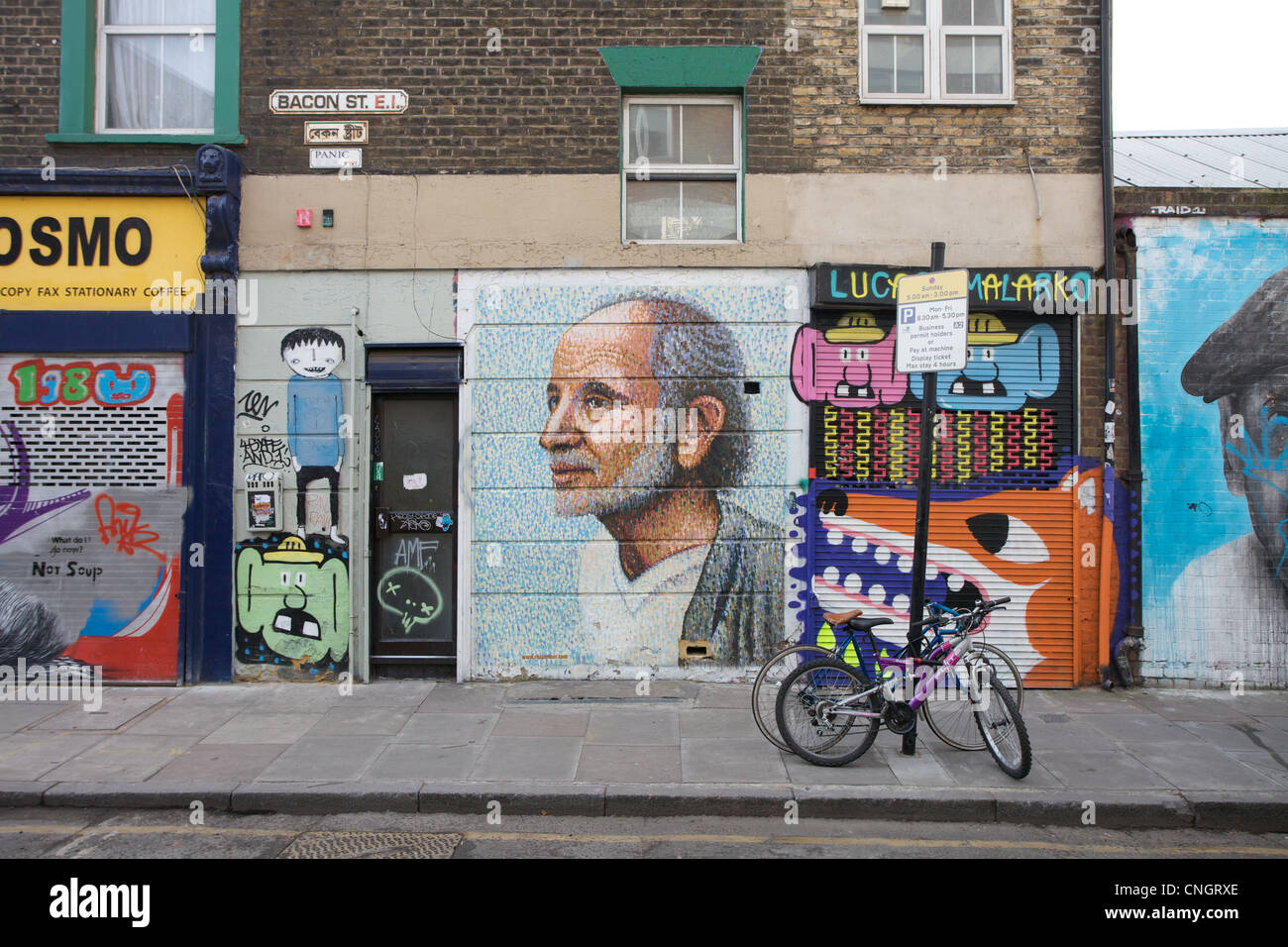 Coperto di graffiti edifici Bacon Street, Off Brick Lane, East London, Regno Unito Foto Stock