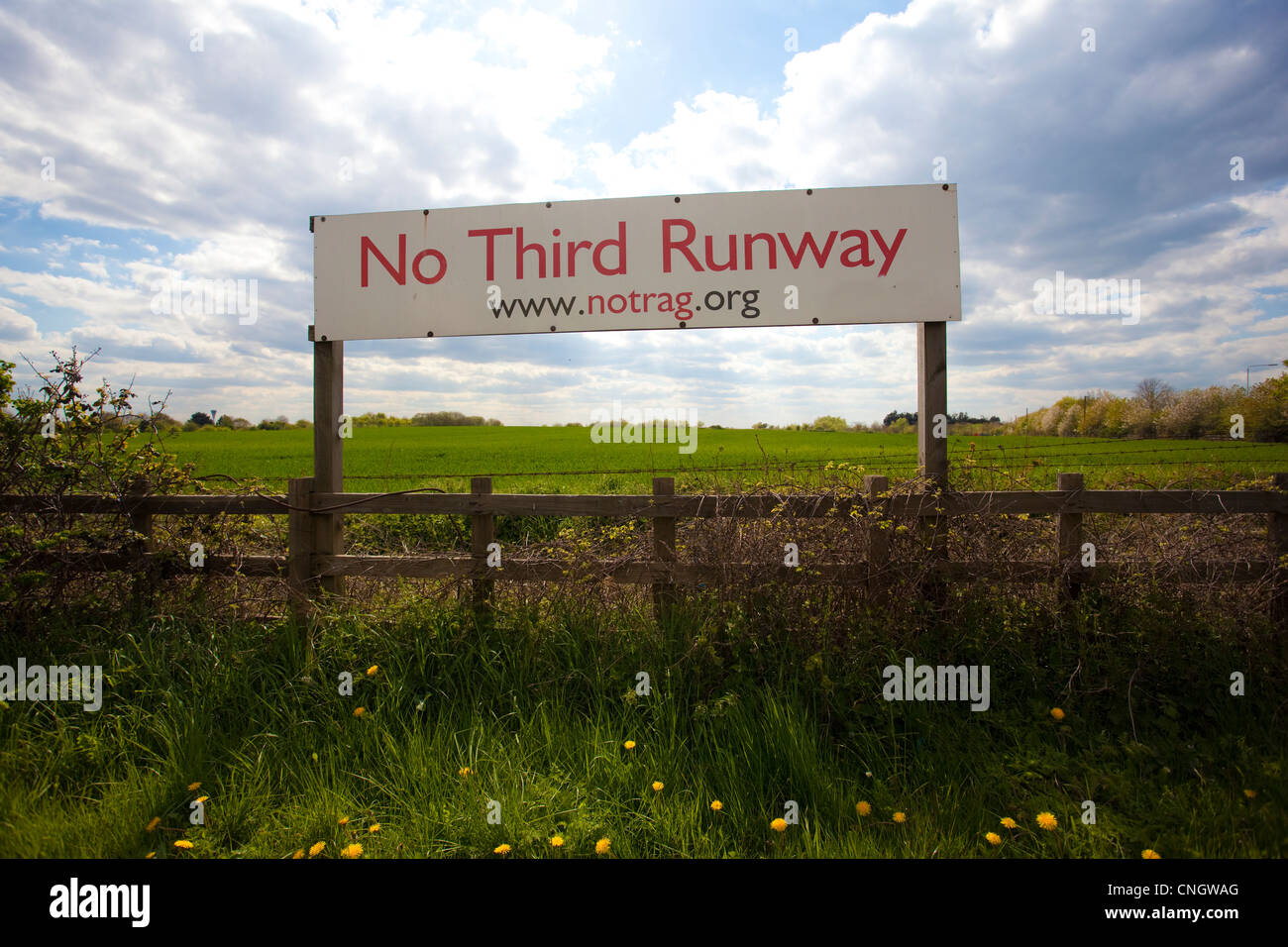 'Nessuna terza pista' segno sulla strada Sipsen, ubicazione per la terza pista a Heathrow Airport. Foto Stock