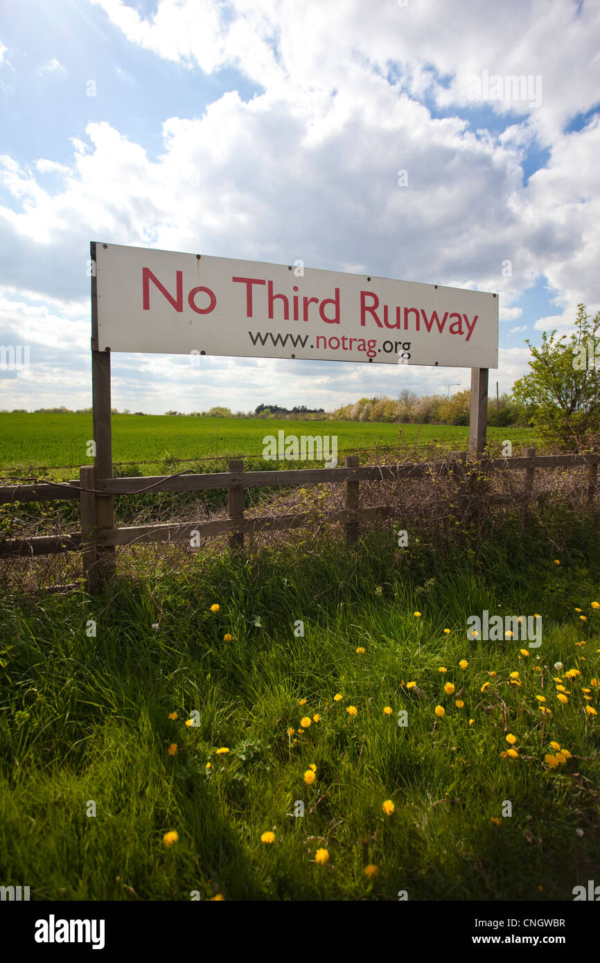 'Nessuna terza pista' segno sulla strada Sipsen, ubicazione per la terza pista a Heathrow Airport. Foto Stock