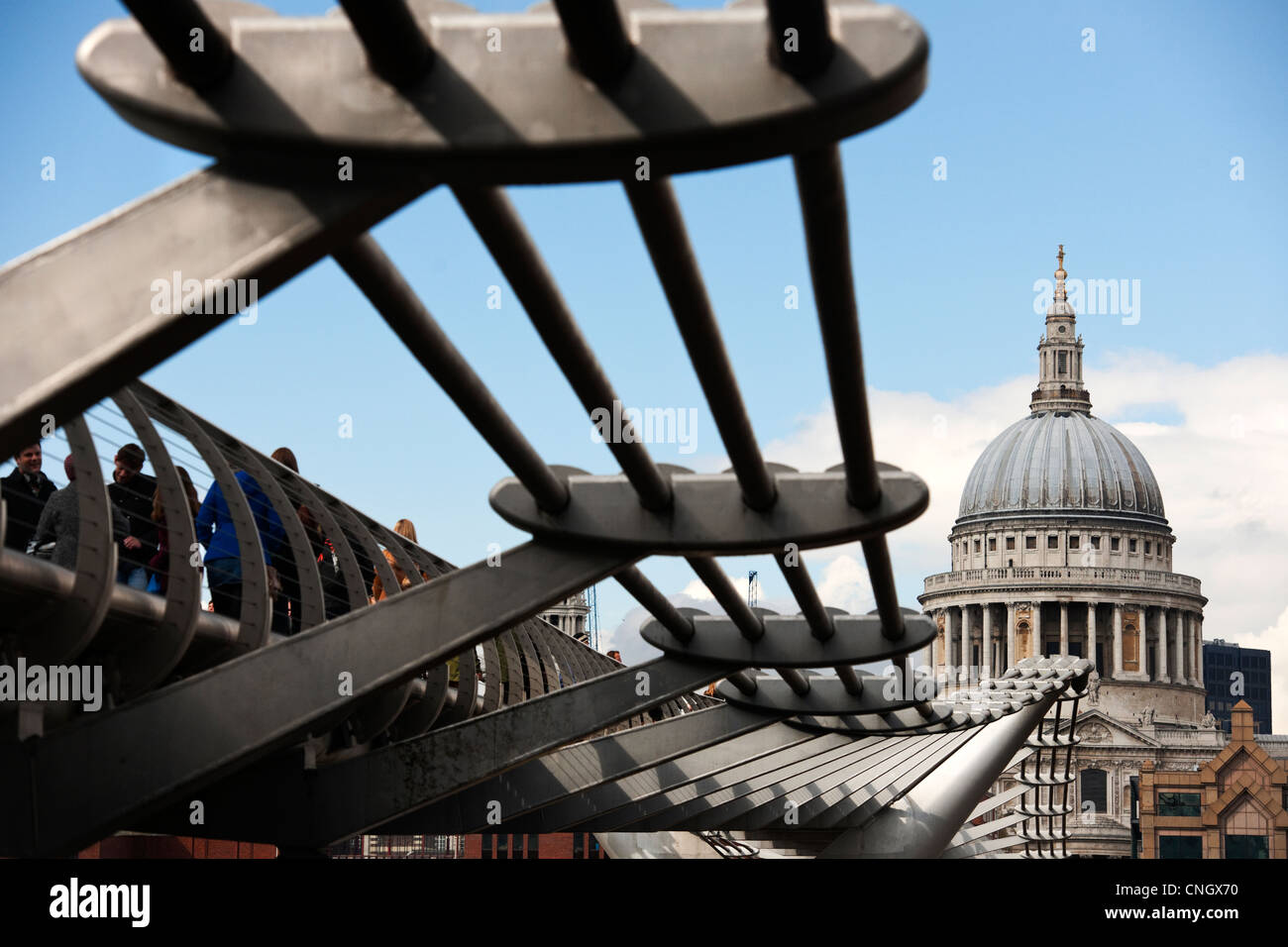 Millennium Bridge guardando verso la Cattedrale di St Paul in una giornata di primavera con il cielo blu e nuvole bianche Foto Stock