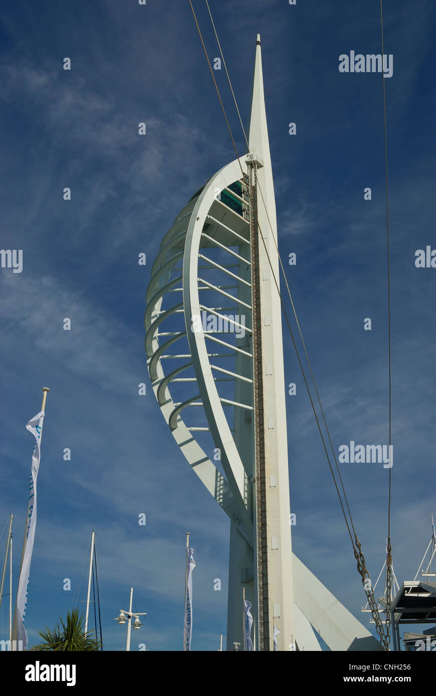 Formato ritratto di Spinnaker Tower, guardando in alto contro il cielo blu a Portsmouth in Inghilterra con la barca halliards davanti Foto Stock