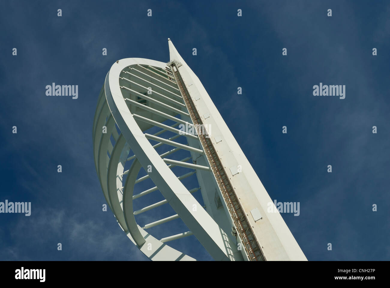 Formato orizzontale di Spinnaker Tower, guardando in alto contro il cielo blu a Portsmouth in Inghilterra Foto Stock