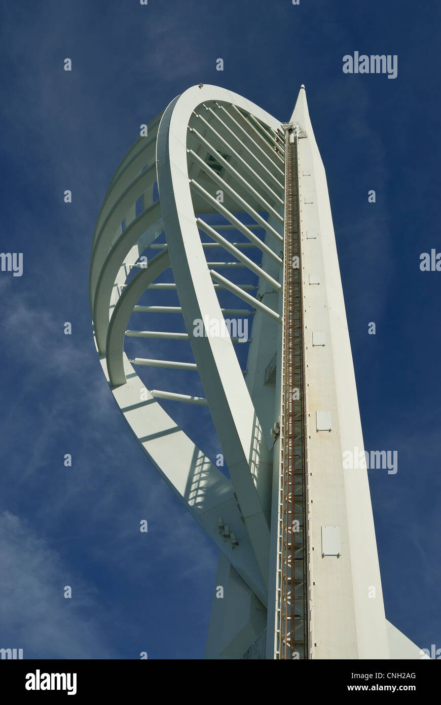Formato verticale close up Spinnaker Tower, guardando verso l'alto contro il cielo blu a Portsmouth in Inghilterra Foto Stock