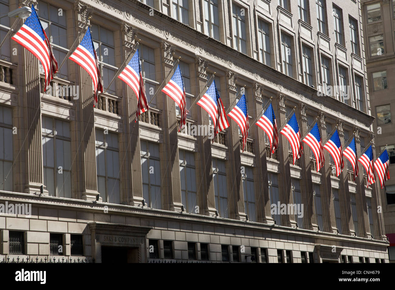 Bandierine americane lungo un edificio sulla Quinta Avenue nel centro di Manhattan. Foto Stock