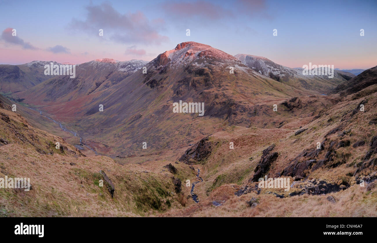 Rosa alba la luce del sole sulla grande timpano dalla testa del tubo di lancio sulla rotta del corridoio fino Scafell Pike, Lake District inglese Foto Stock