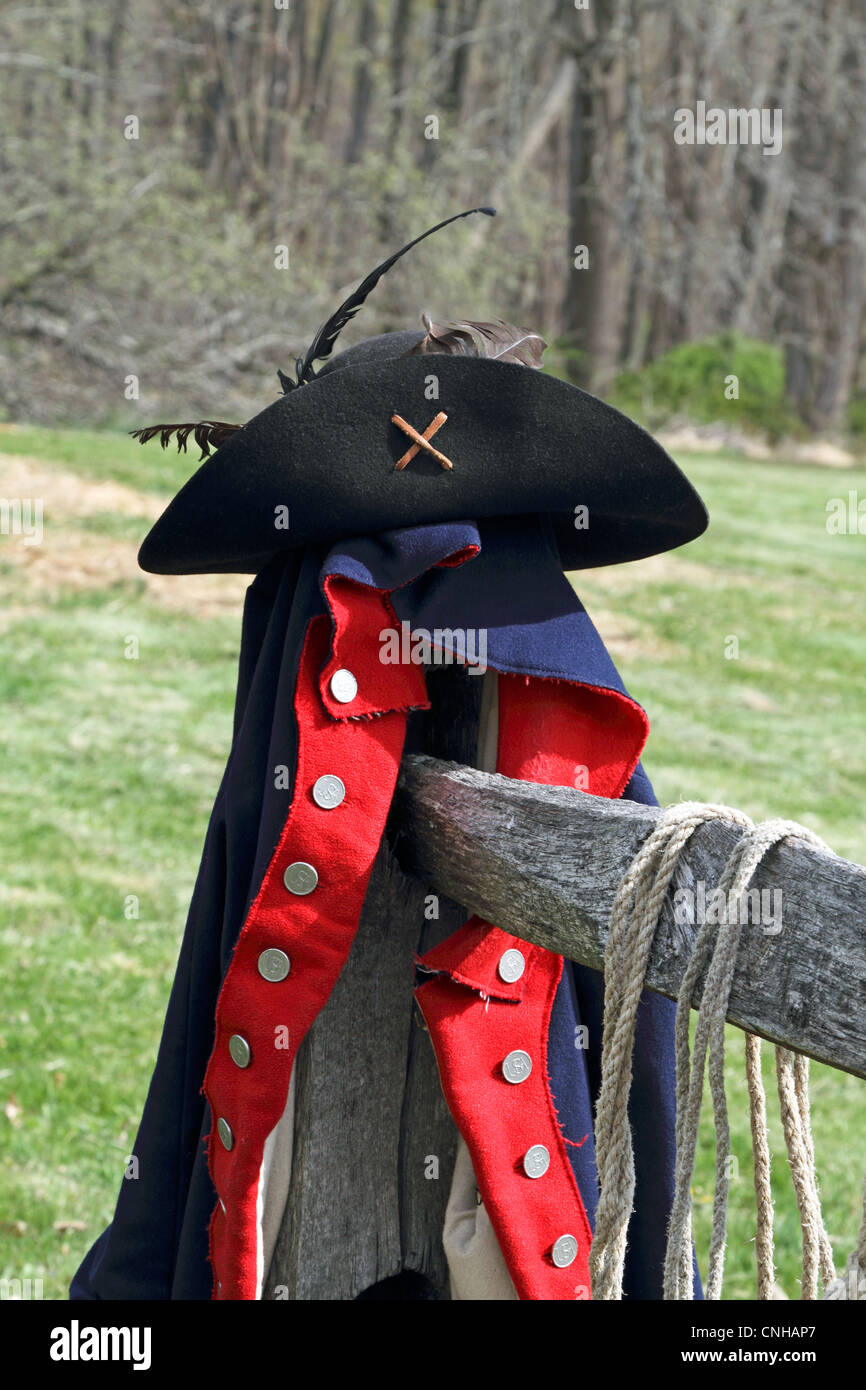 Rivoluzione Americana esercito continentale giacca e hat in appoggio su di un palo da recinzione in cava Jockey National Park, New Jersey, USA. Foto Stock