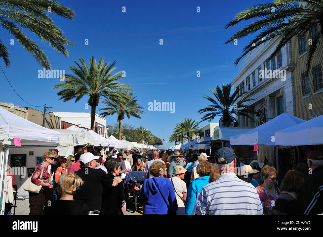 I visitatori a piedi passato artisti' cabine al 2012 Festival delle Arti di New Smyrna Beach, Florida Foto Stock