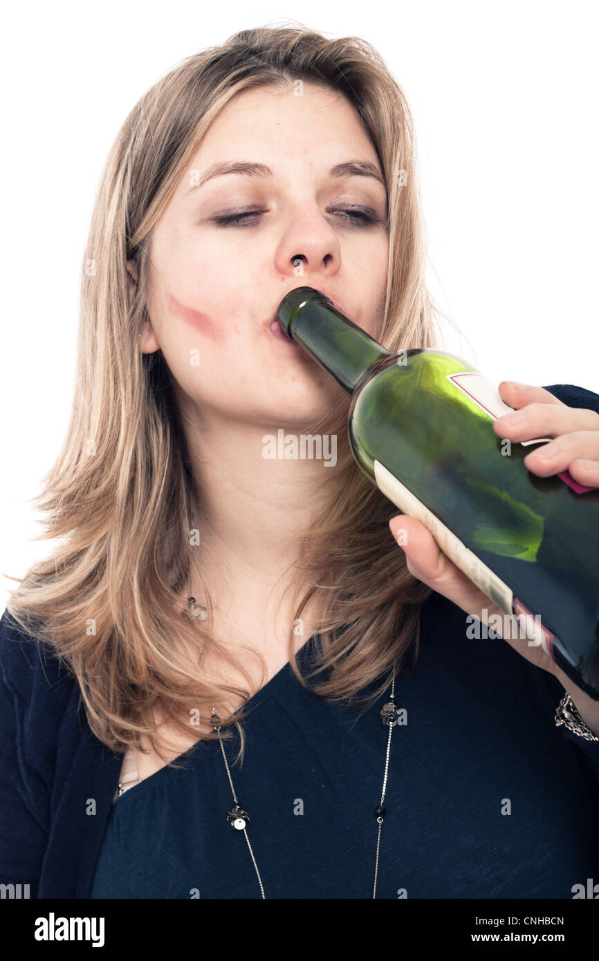 Ritratto di donna Bevuto bere una bottiglia di vino, isolati su sfondo bianco. Foto Stock
