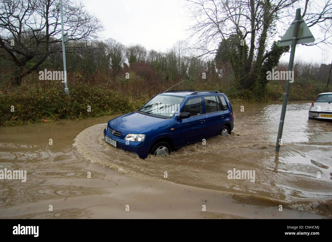 Gli automobilisti che fanno la loro strada attraverso le strade inondate di Swansea in Galles del Sud, Regno Unito dopo la pioggia. Foto Stock