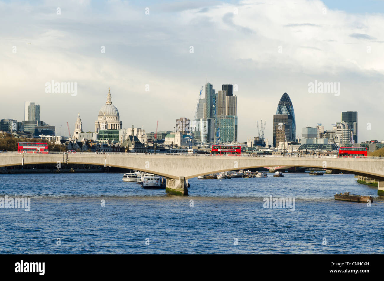 Tre autobus rossi a Waterloo Bridge skyline di Londra attraverso il fiume Tamigi Londra Uk. St Pauls Foto Stock