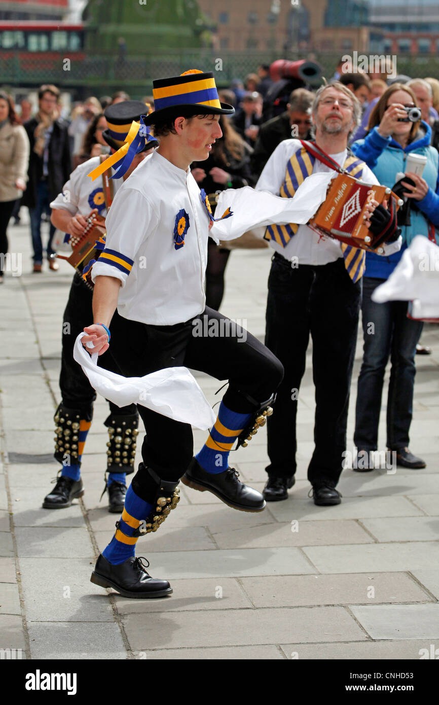 Hammersmith Morris uomini ballerini, facendo tradizionali danze Morris Foto Stock