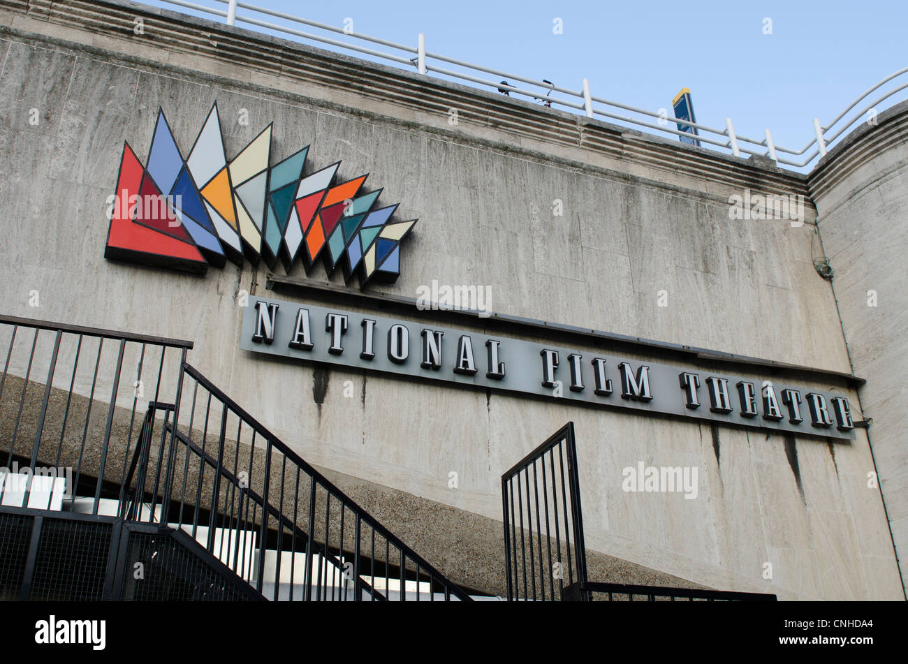National Film Theatre logo e segno su Waterloo Bridge South Bank London Regno Unito Foto Stock