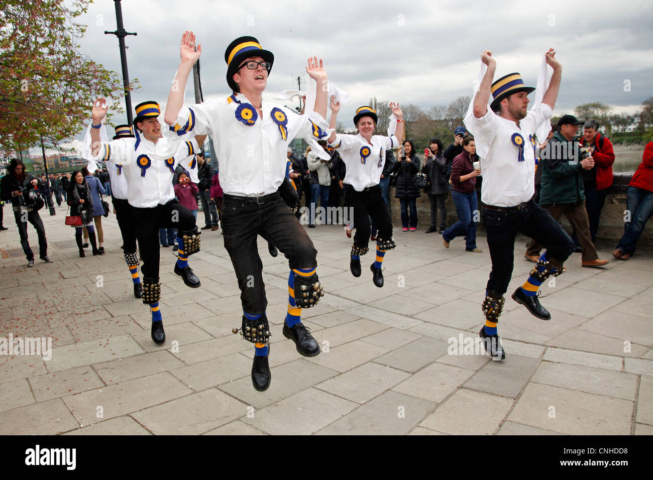 Hammersmith Morris uomini ballerini, facendo tradizionali danze Morris Foto Stock