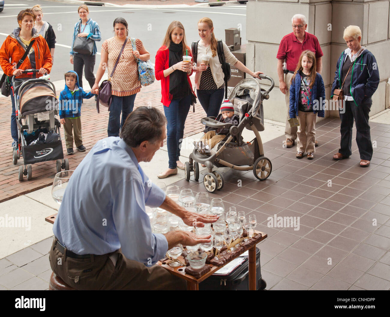 Uomo a fare musica con bicchieri di acqua Foto Stock