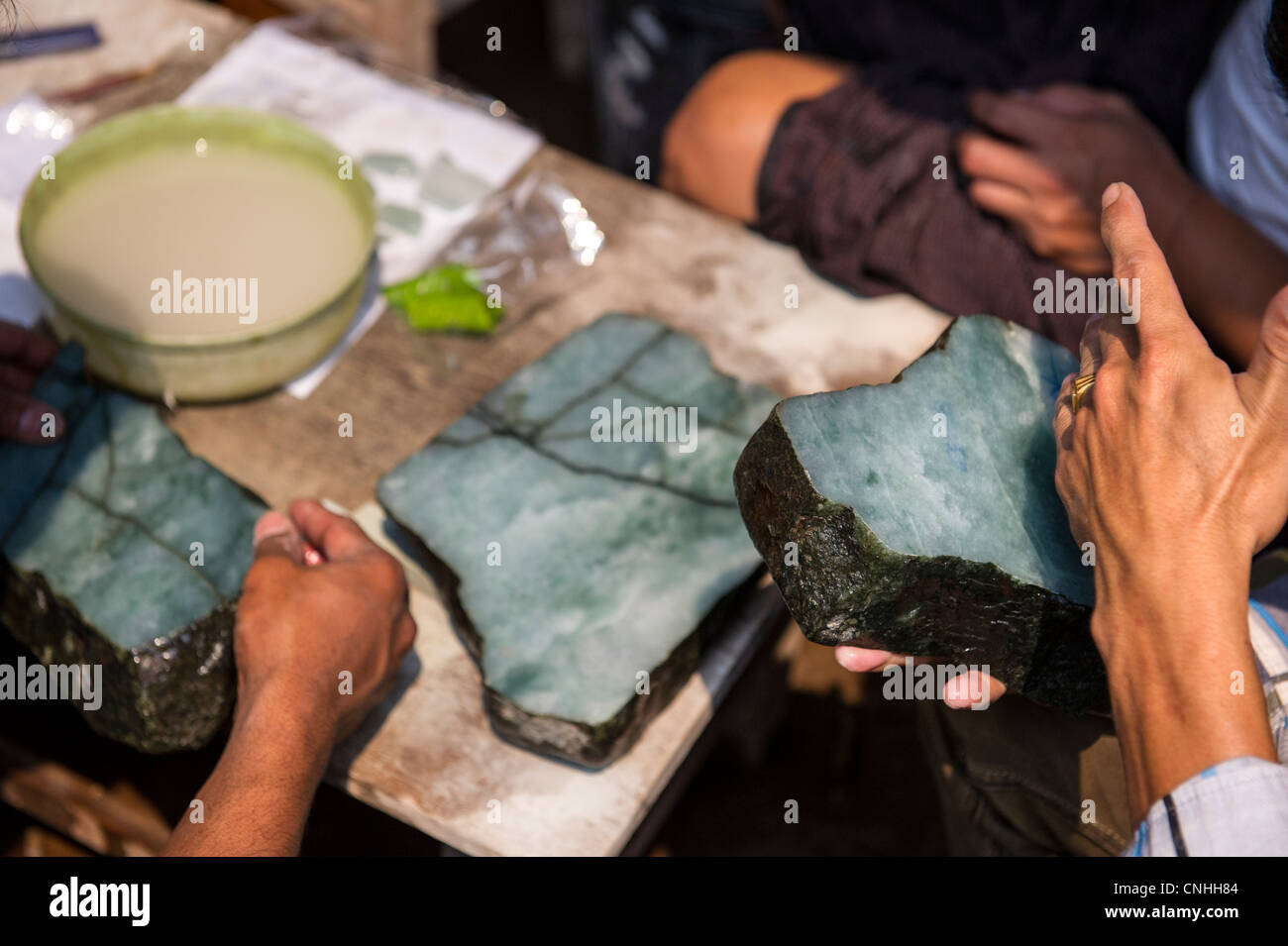Acquisto e vendita di pietre di giada a Mandalay, Myanmar Foto Stock
