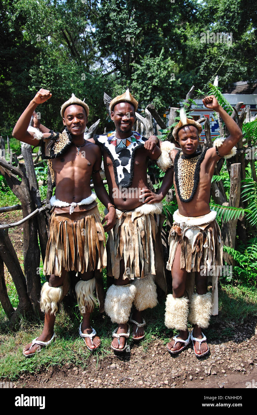 Zulu party di benvenuto a Lesedi African Villaggio Culturale, Broederstroom, Johannesburg, provincia di Gauteng, Repubblica del Sud Africa Foto Stock