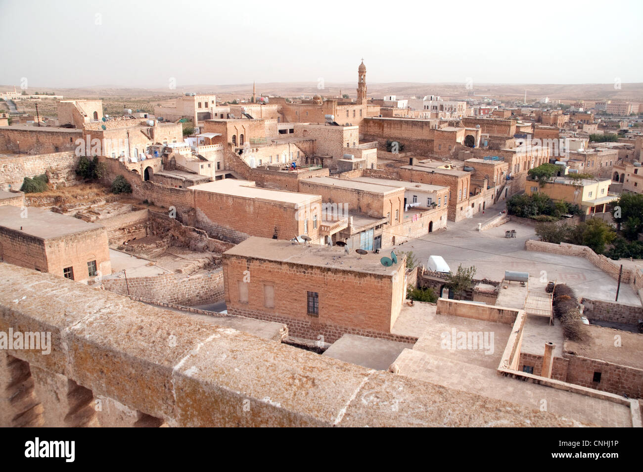 Una vista di edifici e case in pietra nel vecchio quartiere di nell'antica città cristiana di Midyat, nella regione orientale dell'Anatolia, nella Turchia sudorientale. Foto Stock