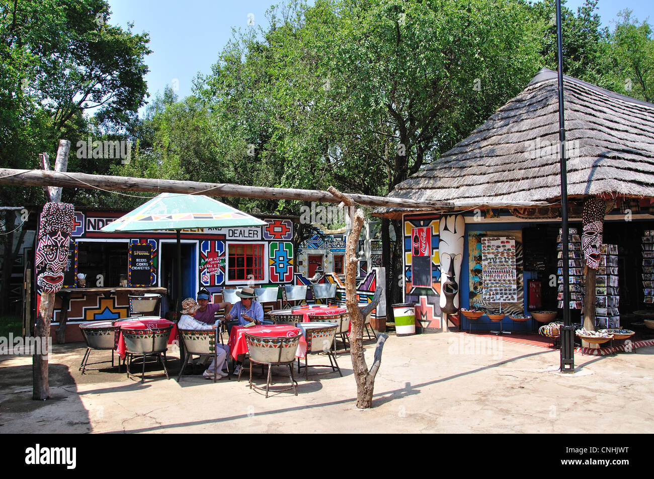Outdoor Cafe a Lesedi African Villaggio Culturale, Broederstroom, Johannesburg, provincia di Gauteng, Repubblica del Sud Africa Foto Stock