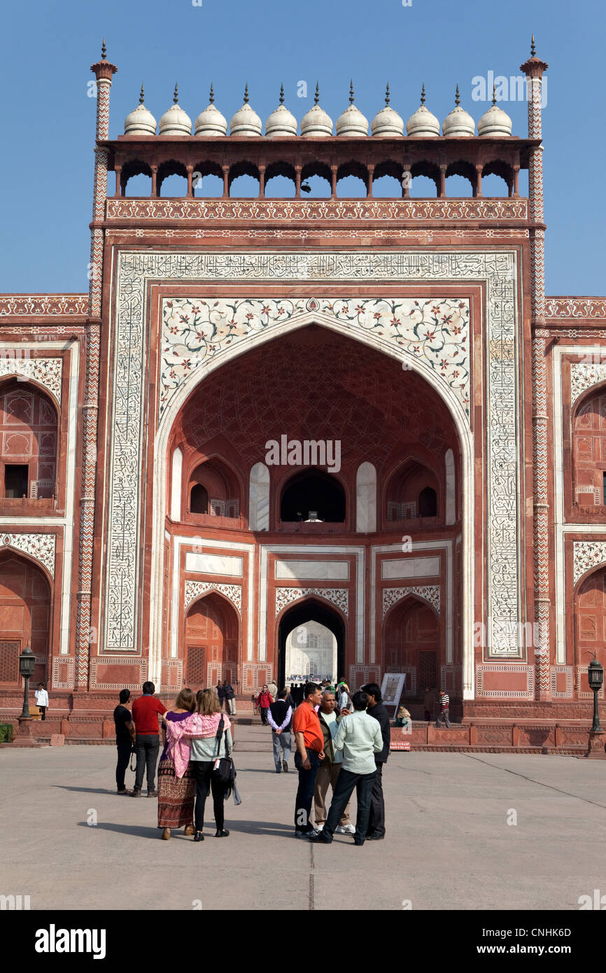 Agra, India. Taj Mahal. Gateway L'apertura di ingresso al Taj e i suoi giardini. Foto Stock