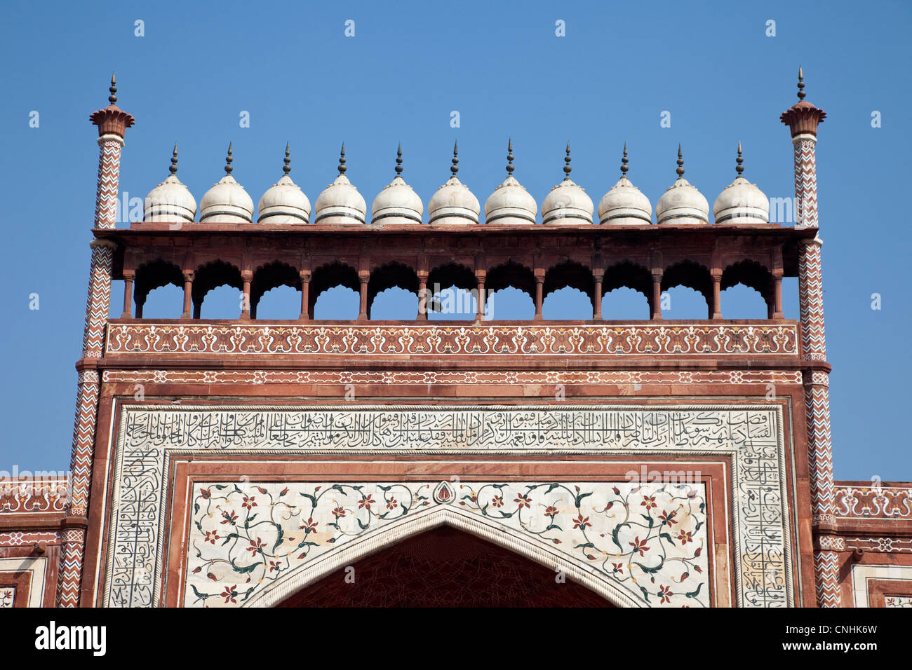 Agra, India. Le Cupole decorativo sulla sommità del Gateway ingresso al Taj Mahal e i suoi giardini. La calligrafia e design floreale. Foto Stock