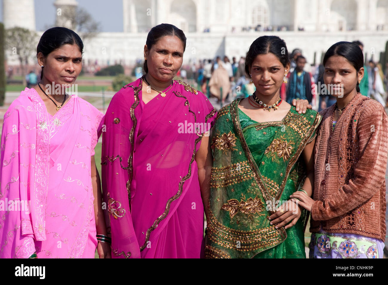 Agra, India. Le donne indiane turisti da nello Stato del Maharashtra visita il Taj Mahal. Foto Stock