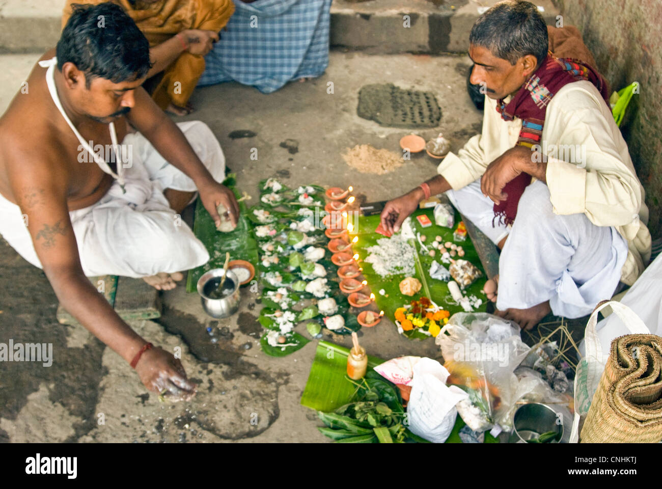 Brahmani eseguire i riti ancestrali a Babu ghat , Kolkata Foto Stock