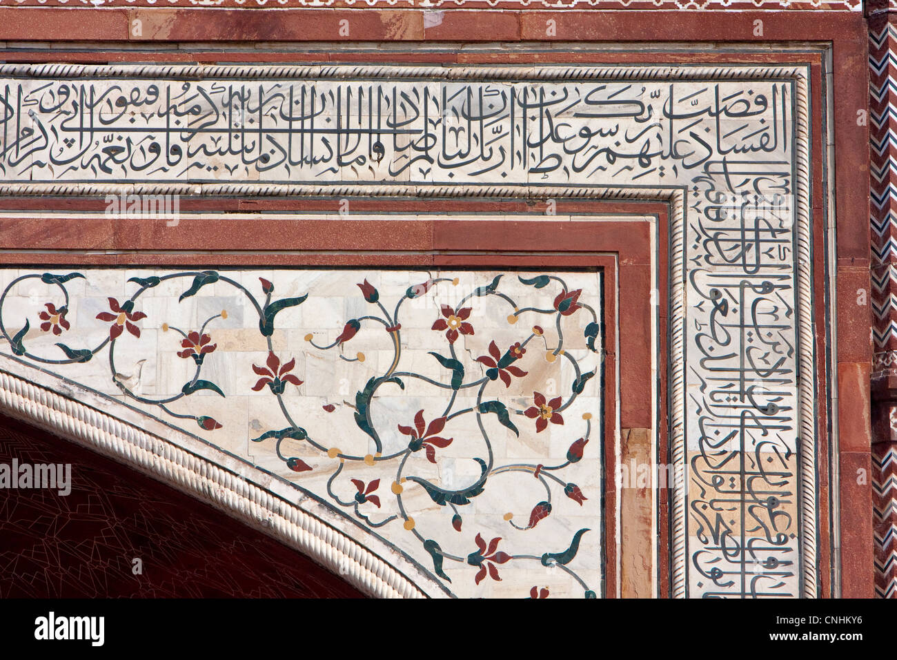 Agra, India. Taj Mahal. Gateway L'apertura di ingresso al Taj e i suoi giardini. La calligrafia e design floreale. Foto Stock