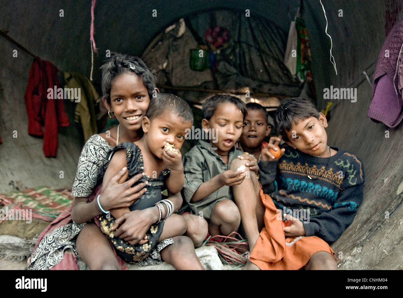Kolkata bambini di strada che vivono in un grande tubo di calcestruzzo Foto Stock
