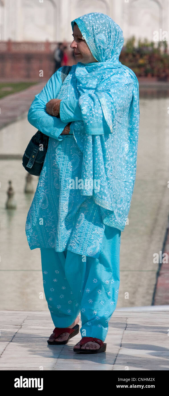 Agra, India. Taj Mahal. Donna indiana indossando un shalwar kameez, pantaloni allentati sormontato da una lunga, maglietta allentati. Foto Stock