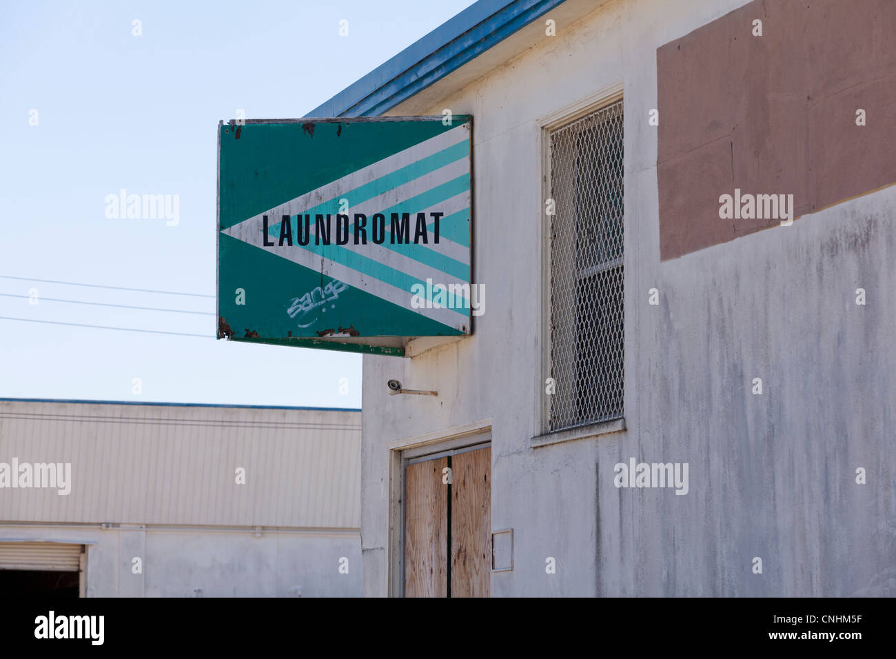 Vecchio, usurata segno laundromat Foto Stock