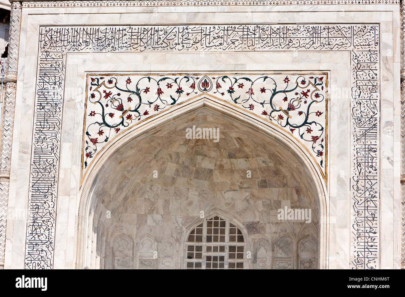 Agra, India. Taj Mahal, mostrando la pietra dura pietra intarsiato opera. La calligrafia e design floreale. Foto Stock
