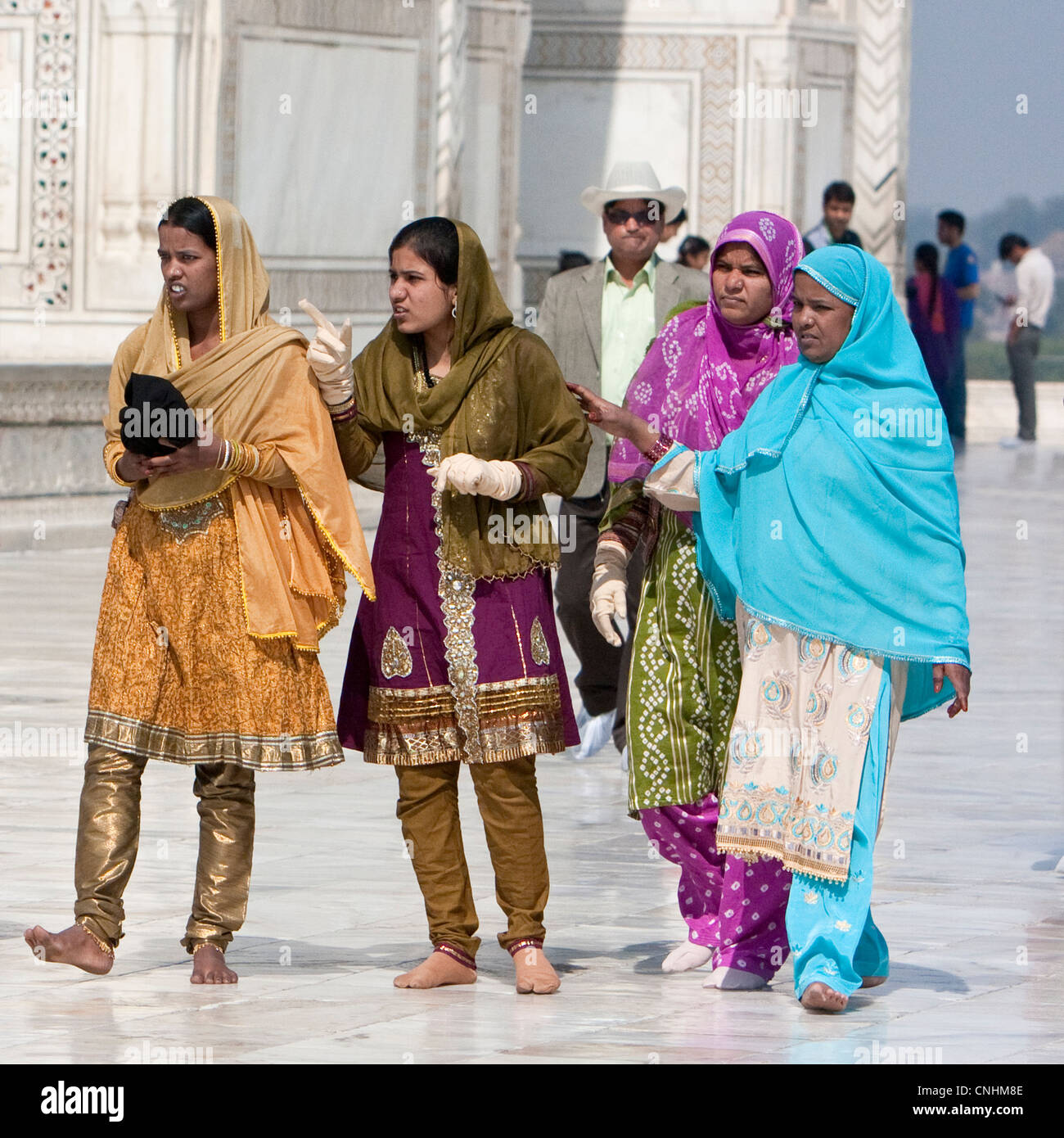 Agra, India. Le donne indiane visitando il Taj Mahal. Foto Stock