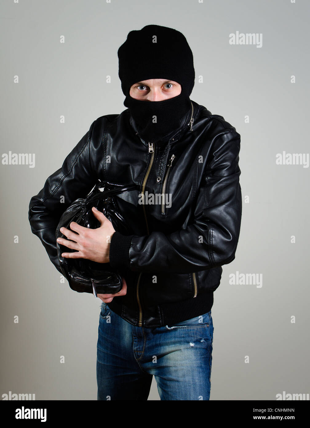 Ritratto del ladro maschio con una borsetta. Foto Stock