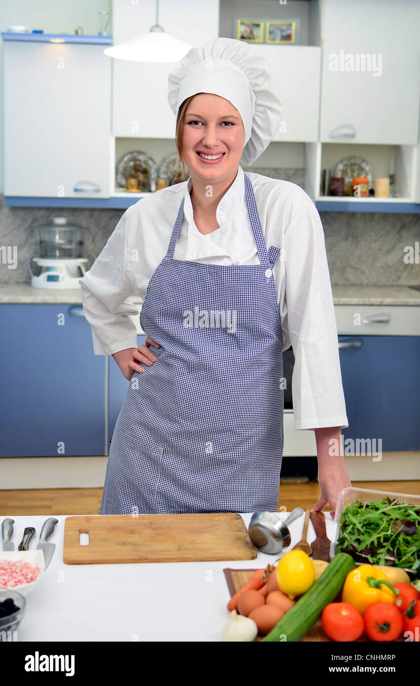 Sorridendo Il capo cuoco in cucina Foto Stock