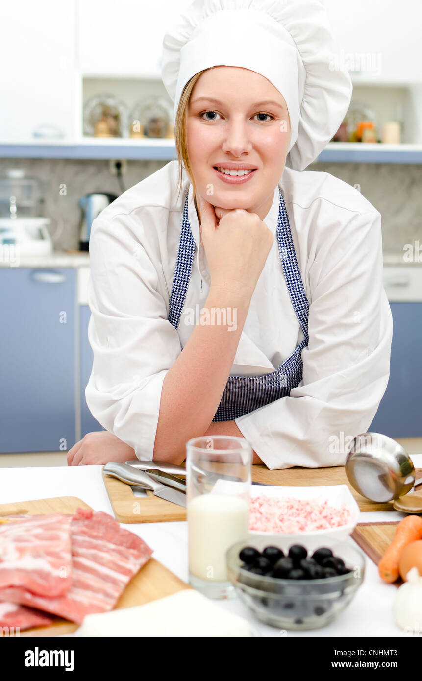 Sorridendo Il capo cuoco in cucina Foto Stock