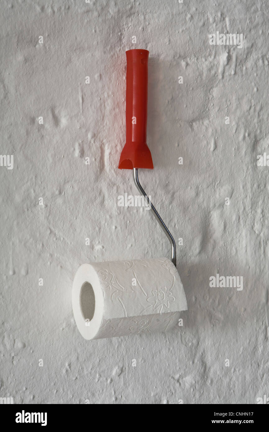 Carta igienica su un rullo di vernice Foto Stock