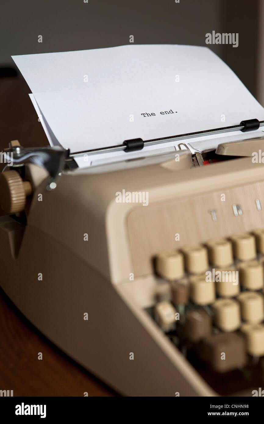 Alla fine su un foglio di carta in una macchina da scrivere Foto Stock