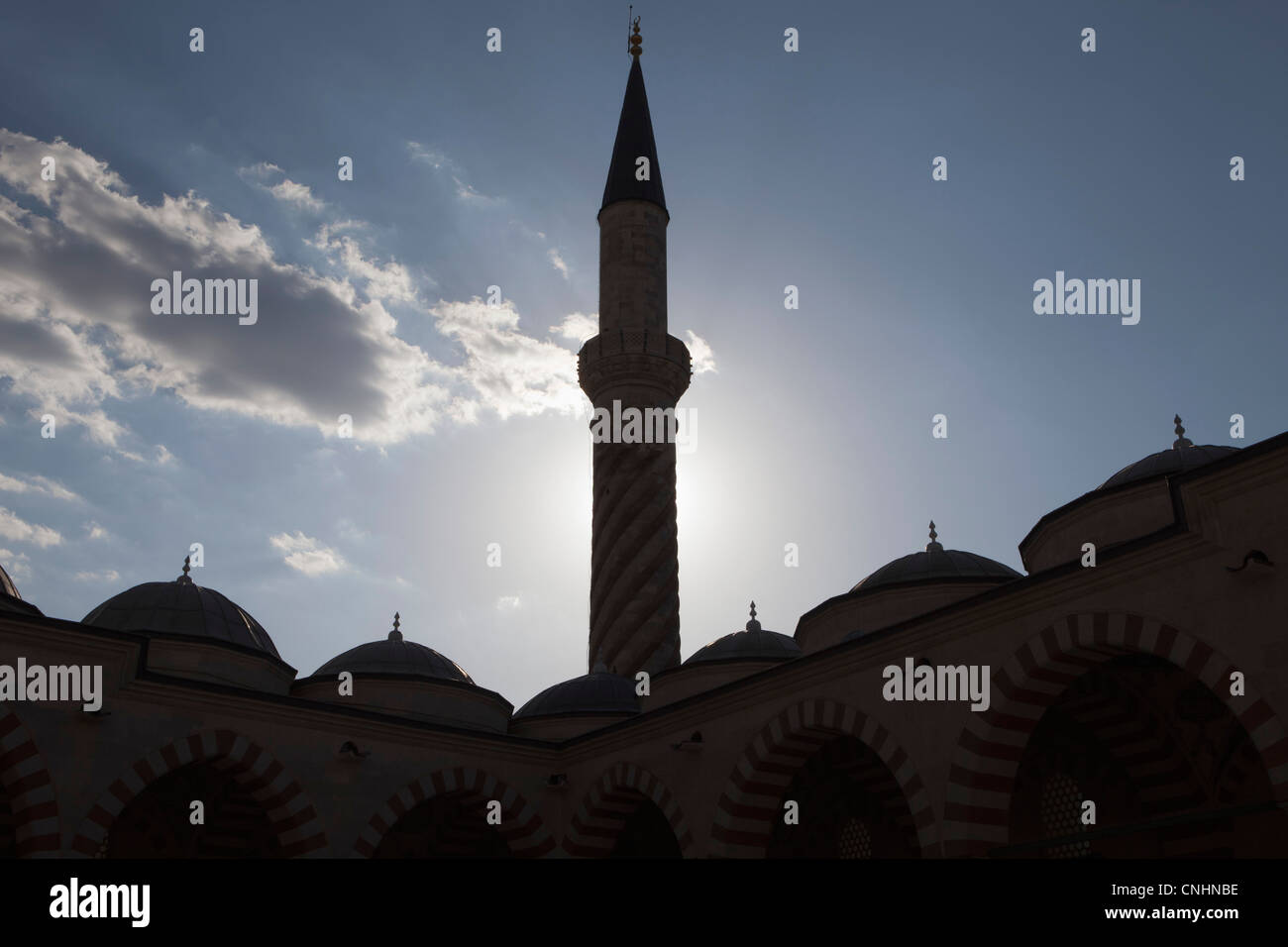 Il minareto della moschea retro illuminato dal sole Foto Stock